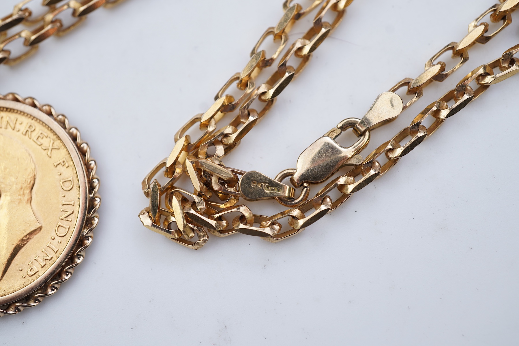 A George V sovereign coin pendant necklace